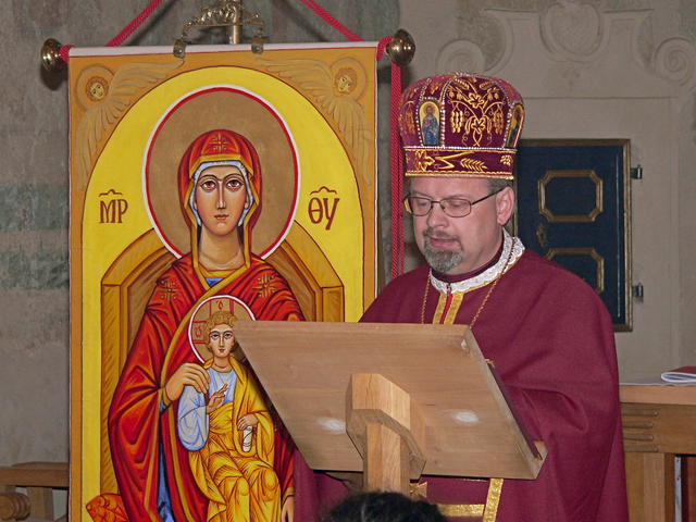 Mons. Milan Hanuš před Pannou Marií