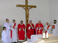 Arcibiskup a jeho kněží, jáhni a ministranti