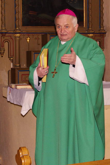 Biskup Karel káže