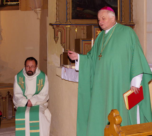 Biskup Karel káže i otci Petrovi
