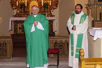Biskup Karel a páter Petr stojí
