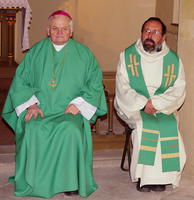 Biskup Karel a páter Petr sedí