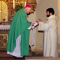 Biskup Karel s ministrantem Prokopem