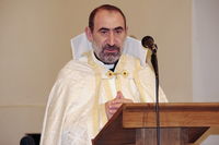 Otec Grigor káže arménsky