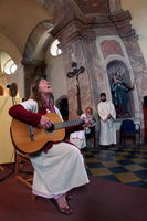 Máša Kubátová zpívá v katolickém kostele
