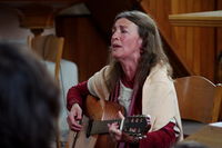 Máša Kubátová zpívá v evangelickém kostele