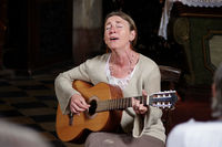 Máša Kubátová zpívá v kostele