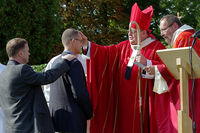 Kardinál Duka biřmuje