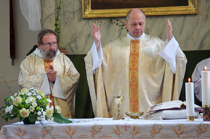 Mons. Zdenek Wasserbauer a páter Petr slouží mši