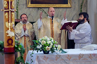 Generální vikář se modlí na slavnosti 150. let kostela