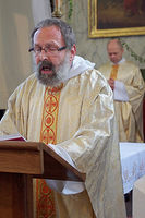 Páter Petr čte evangelium pod dohledem generálního vikáře