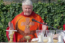 Biskup Václav Malý slouží mši