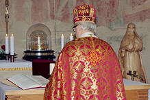 Mons. Milan Hanuš a lebka sv. Ludmily