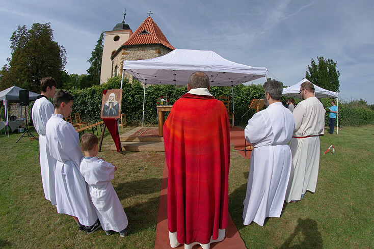 Závěr mše na louce na Levém Hradci