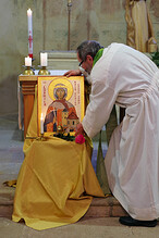 Umístění ikony sv. Ludmily k oltáři