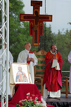 Kříž a ikona při bohoslužbě