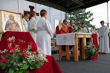 Mše s ikonou sv. Ludmily na na louce na Levém Hradci